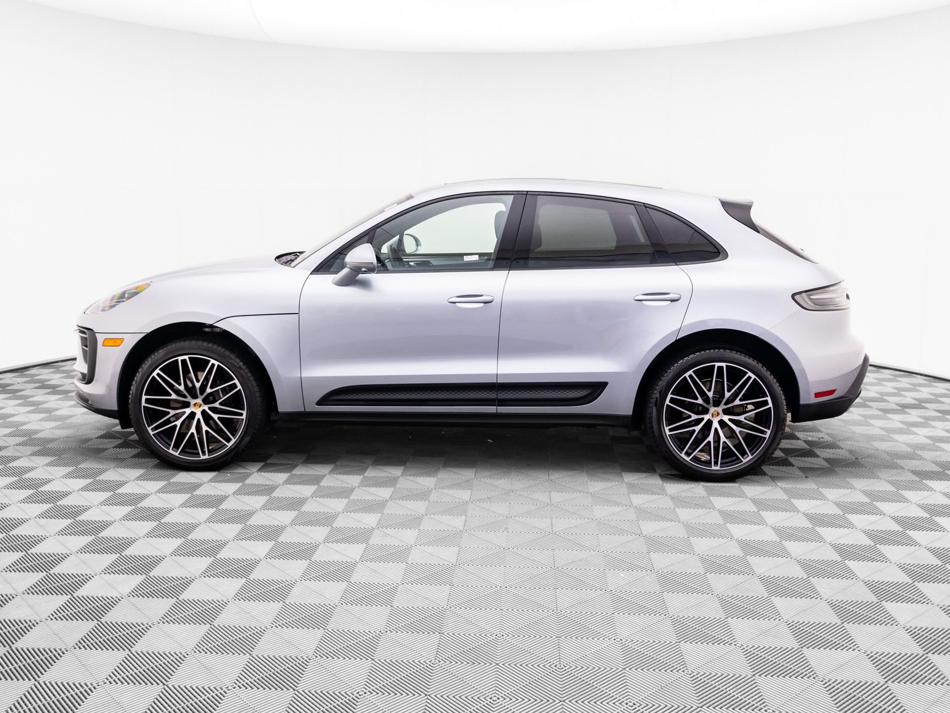 Certified 2026 Porsche Macan AWD/4WD image 2