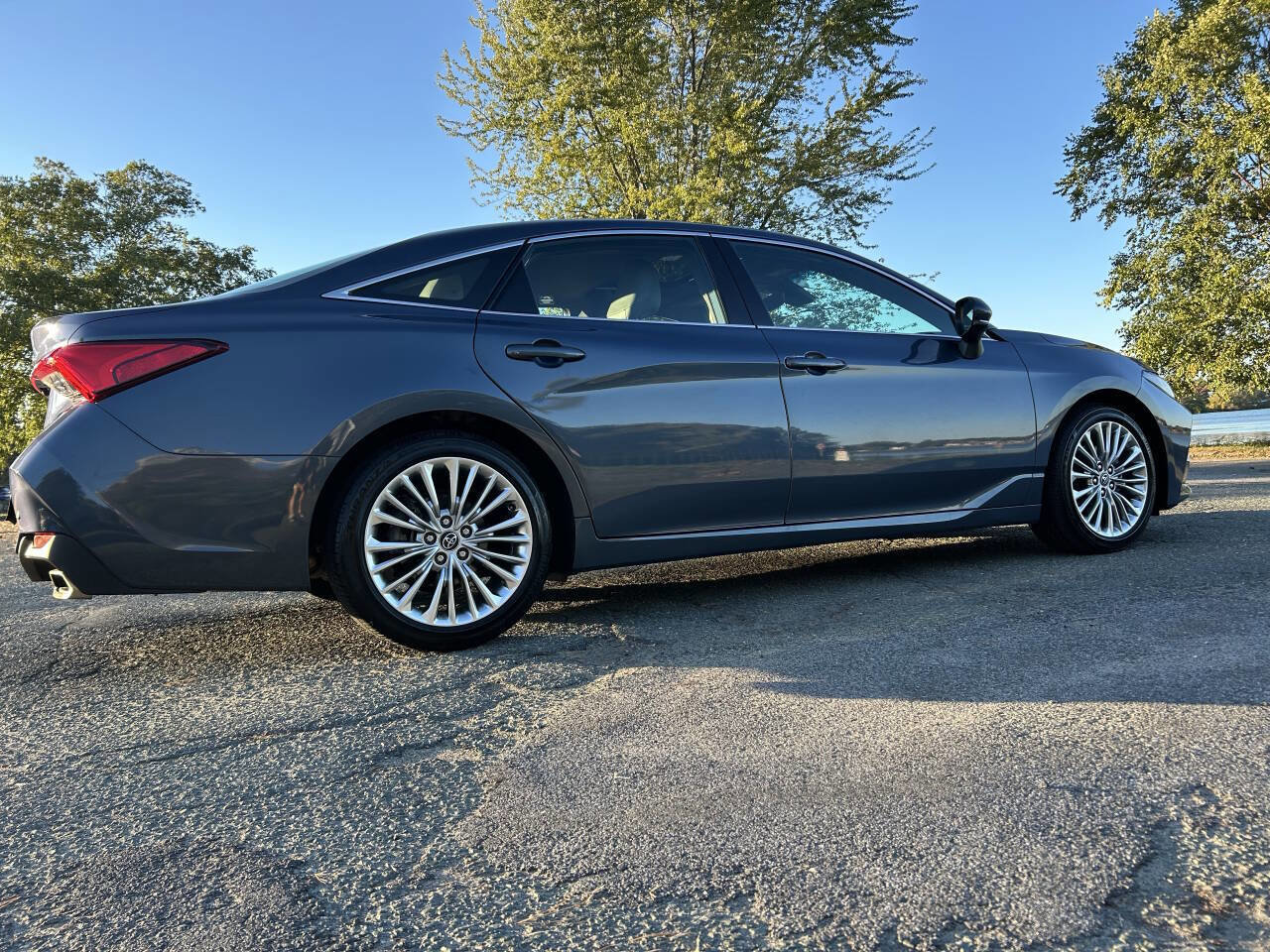 Used 2020 Toyota Avalon Limited image 12