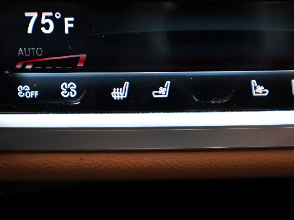 Used 2021 BMW 740i xDrive w/ Premium Package image 27