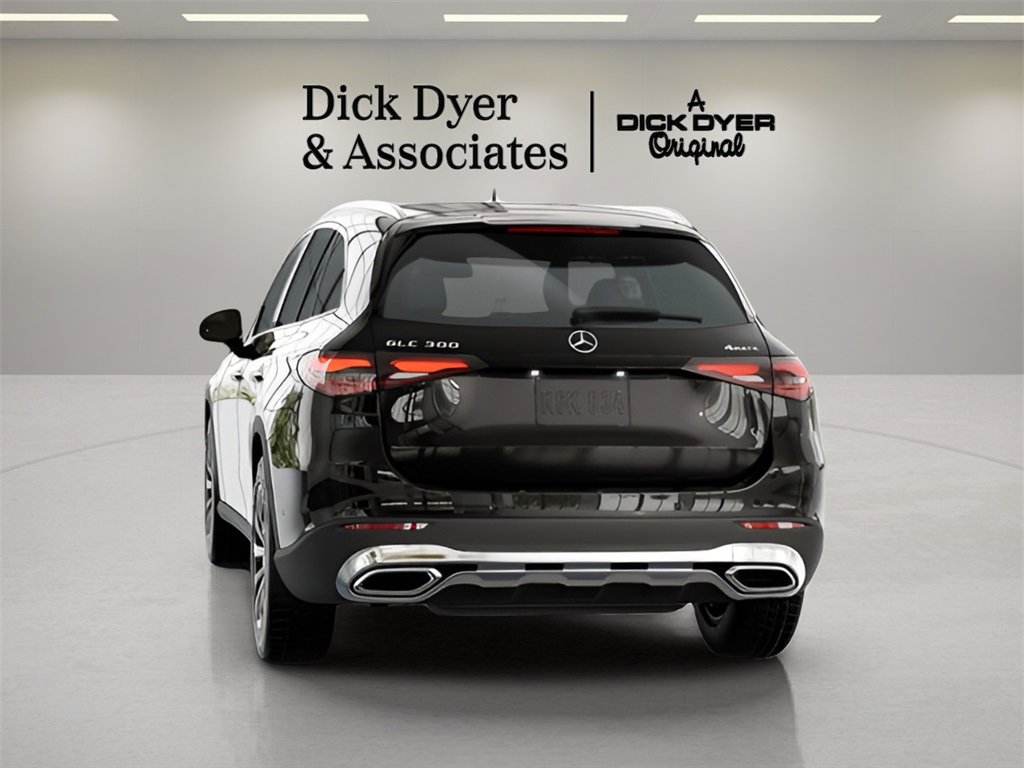 Used 2025 Mercedes-Benz GLC 300 4MATIC image 11