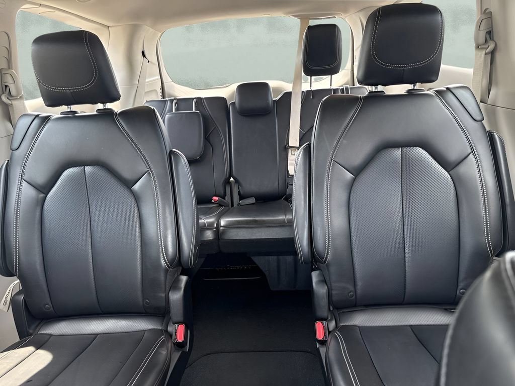 Used 2023 Chrysler Pacifica Touring-L FWD image 12
