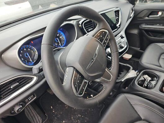 Used 2025 Chrysler Pacifica Select FWD image 11