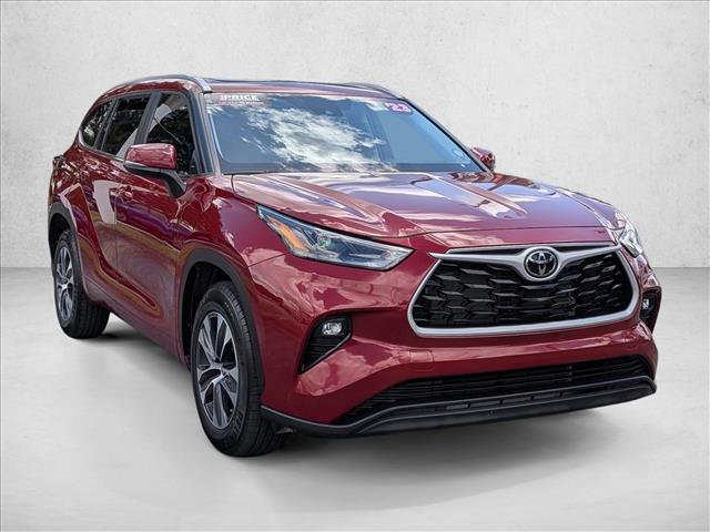 Used 2023 Toyota Highlander XLE FWD image 3