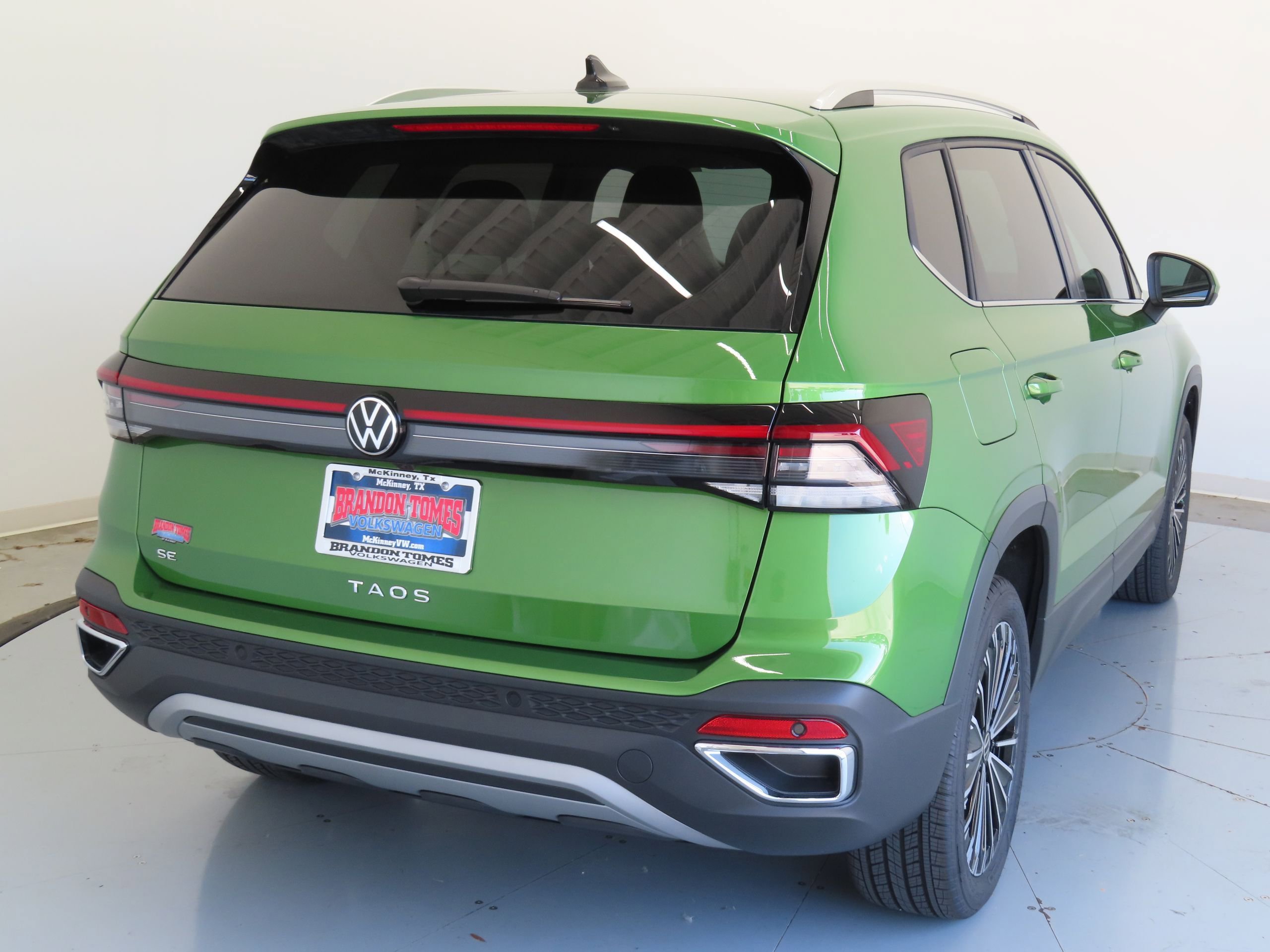 New 2025 Volkswagen Taos SE image 4