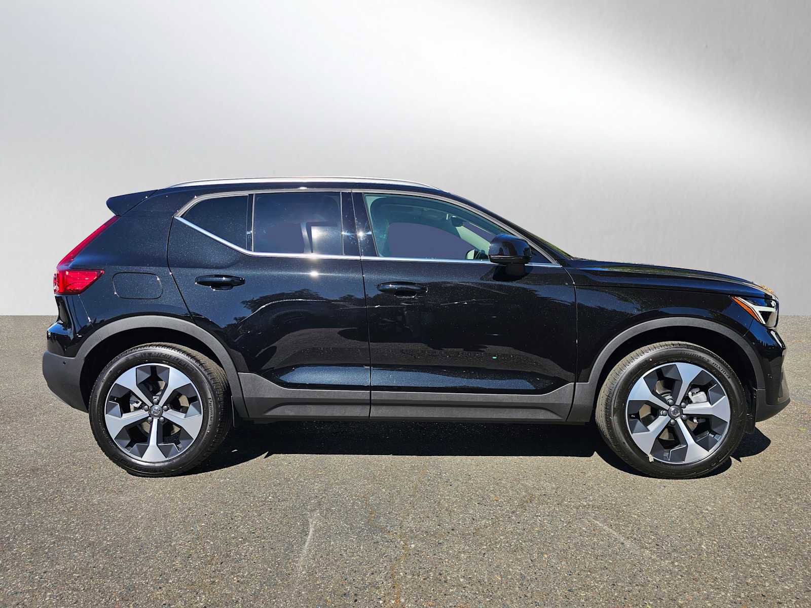 New 2025 Volvo XC40 B5 Plus w/ Protection Package Premier image 8