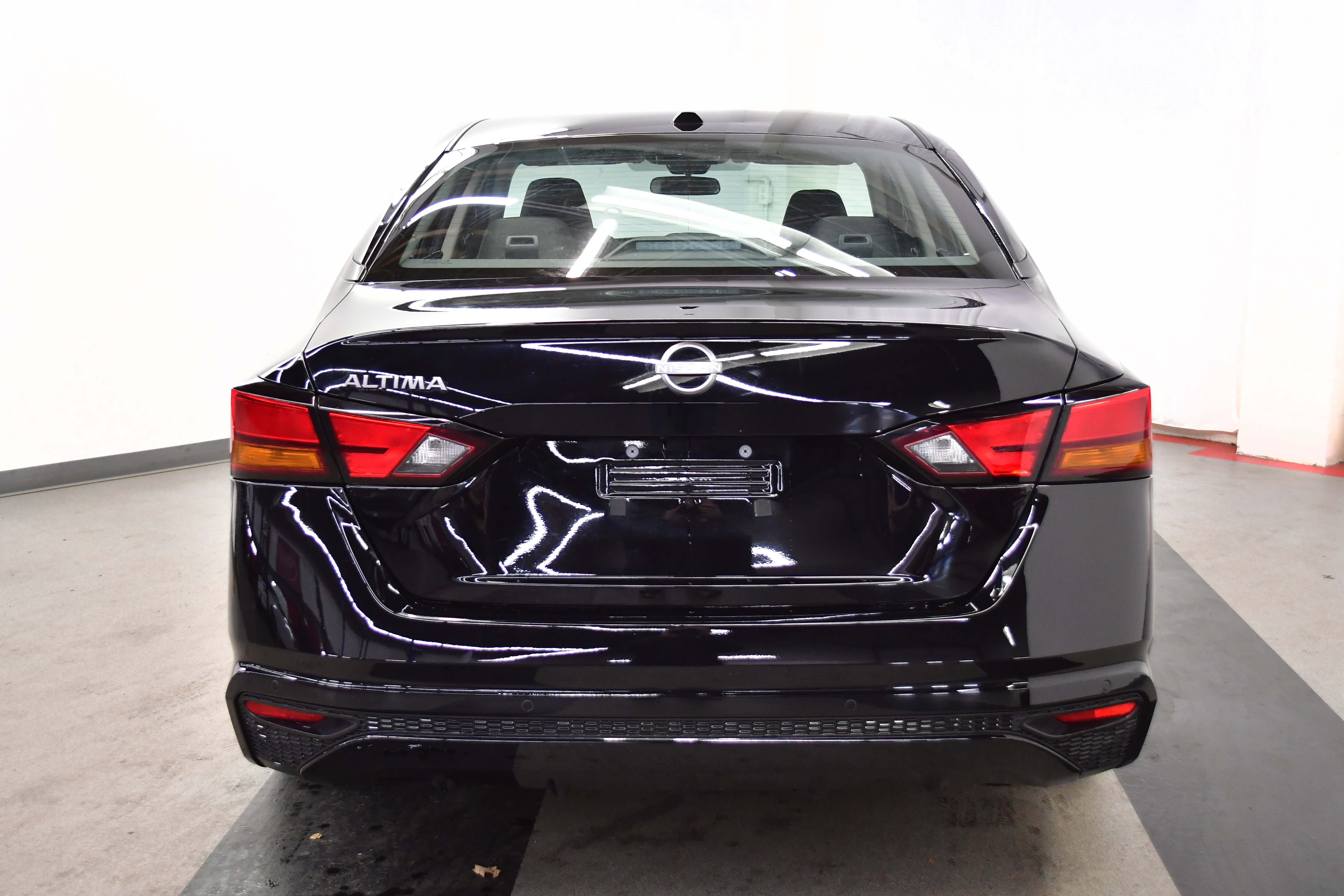 Used 2025 Nissan Altima 2.5 SV FWD image 3