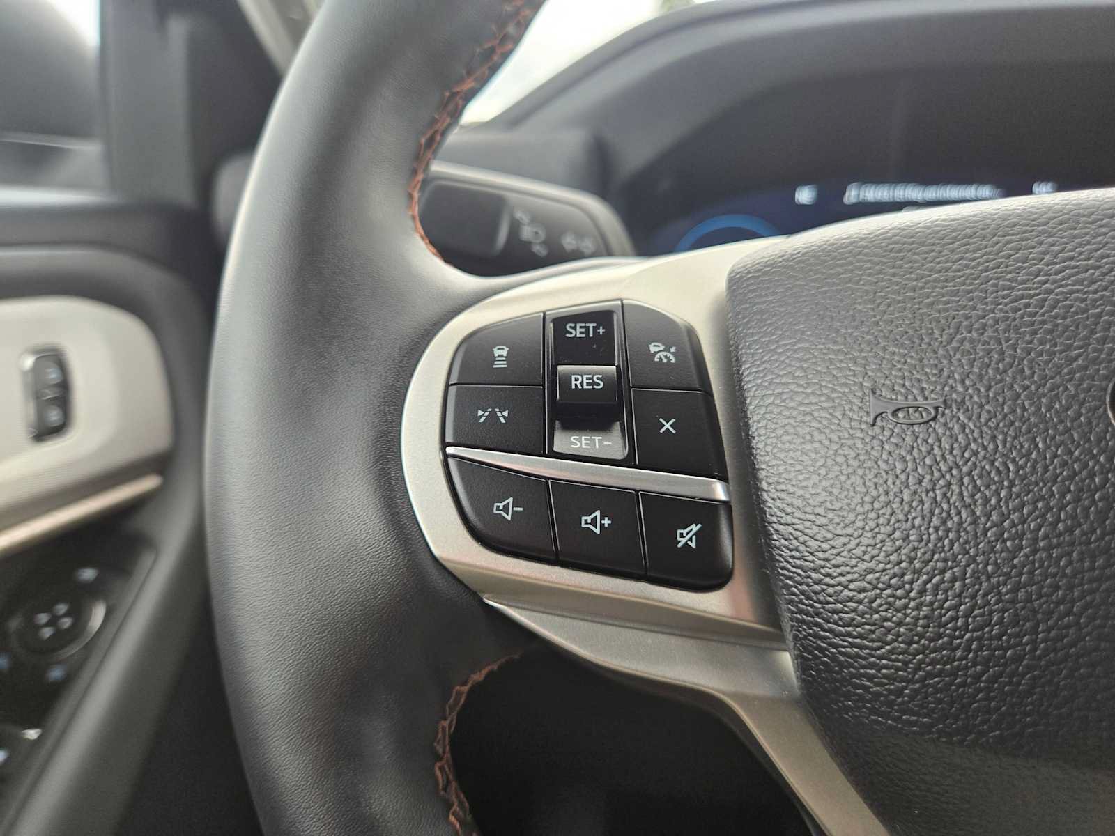 Used 2025 Ford Explorer Active w/ Active Comfort Package RWD image 33