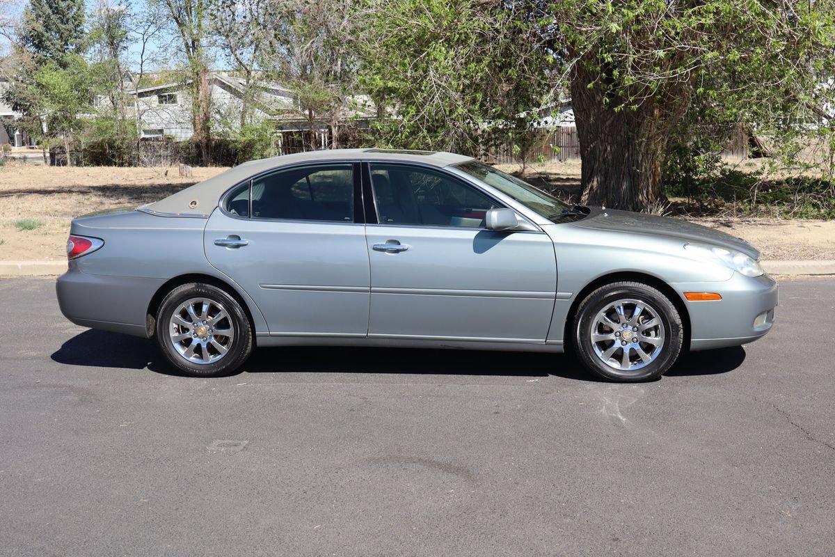 Used 2004 Lexus ES 330 w/ Premium Pkg FWD image 3