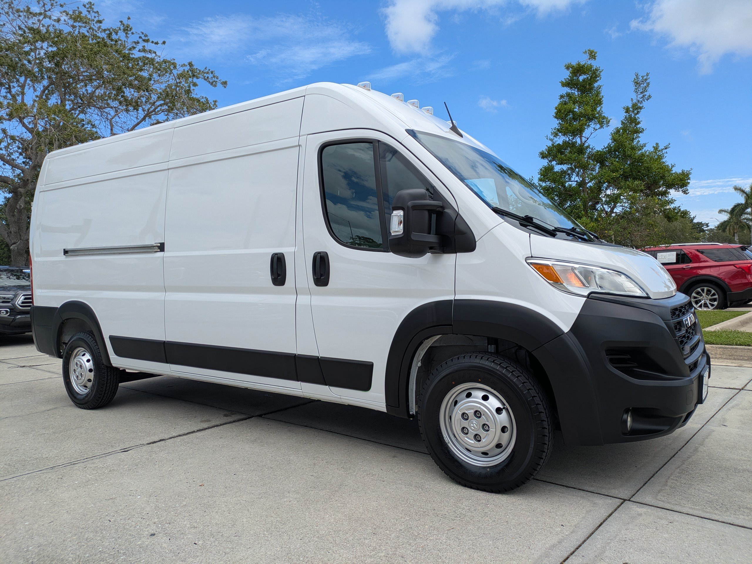 Used 2025 RAM ProMaster 2500 w/ Convenience Group FWD image 2