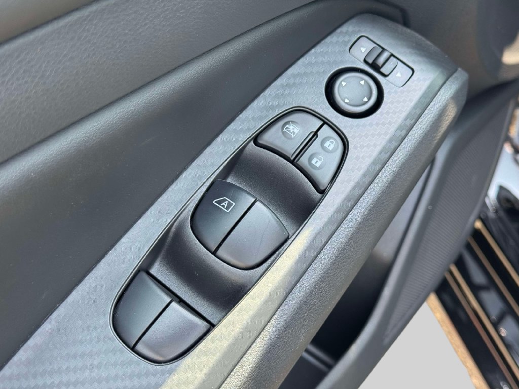 Used 2025 Nissan Altima 2.5 SV FWD image 16