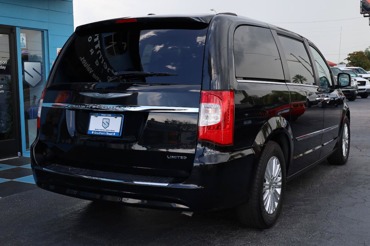 Used 2015 Chrysler Town & Country Limited Platinum FWD image 4