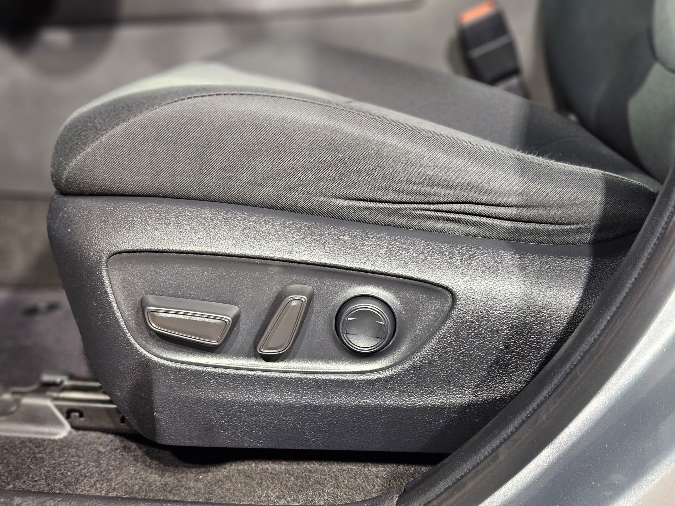 Used 2020 Toyota RAV4 XLE w/ Convenience Package image 23