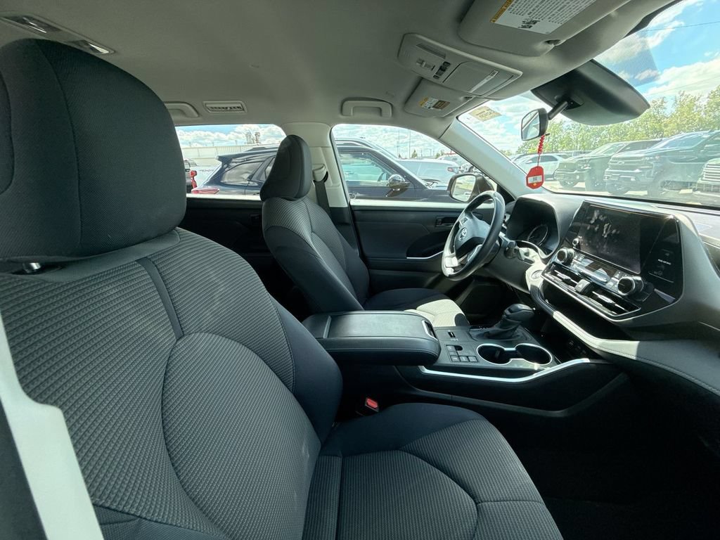 Used 2023 Toyota Highlander L FWD image 10