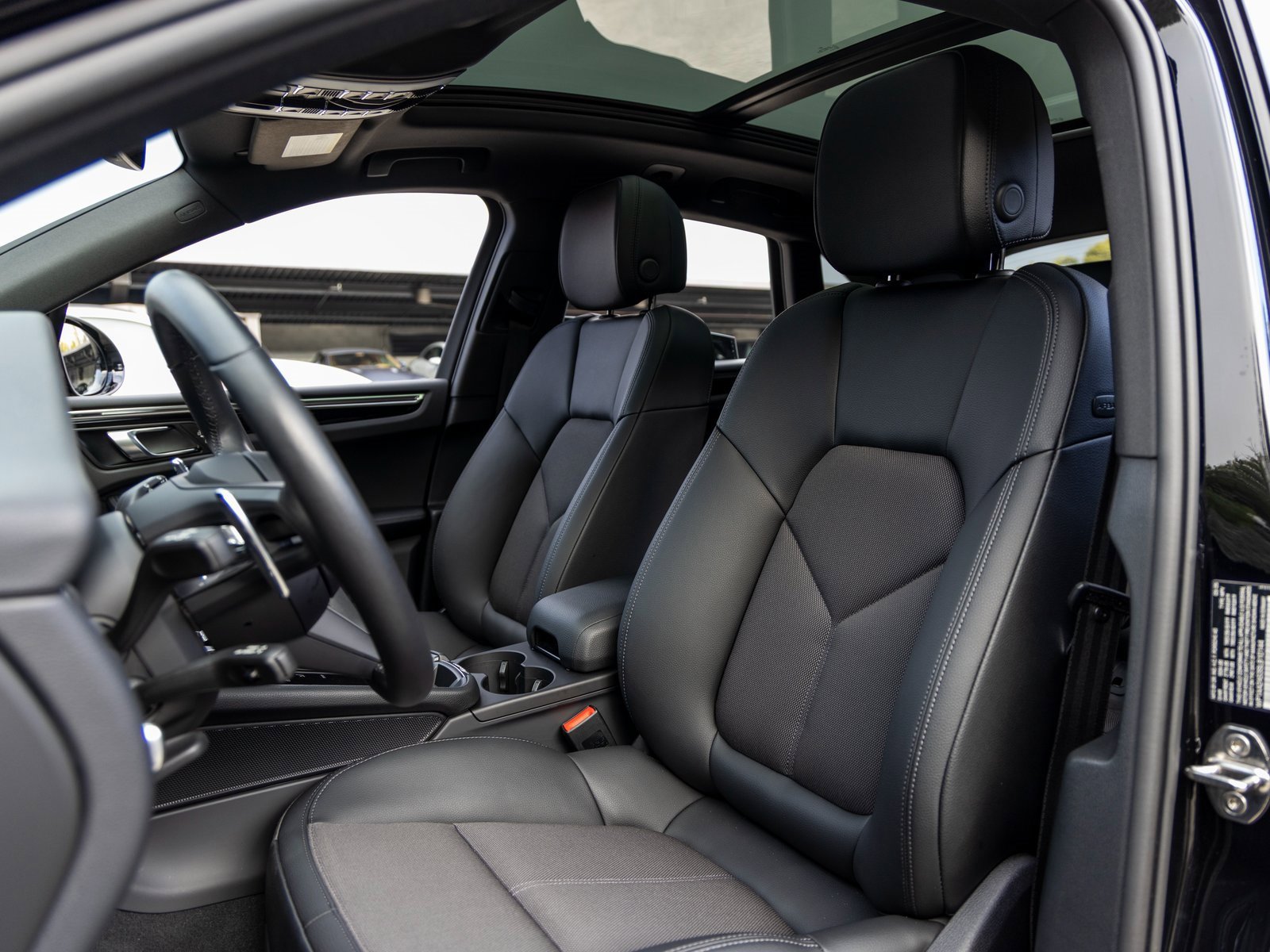 Certified 2025 Porsche Macan image 5