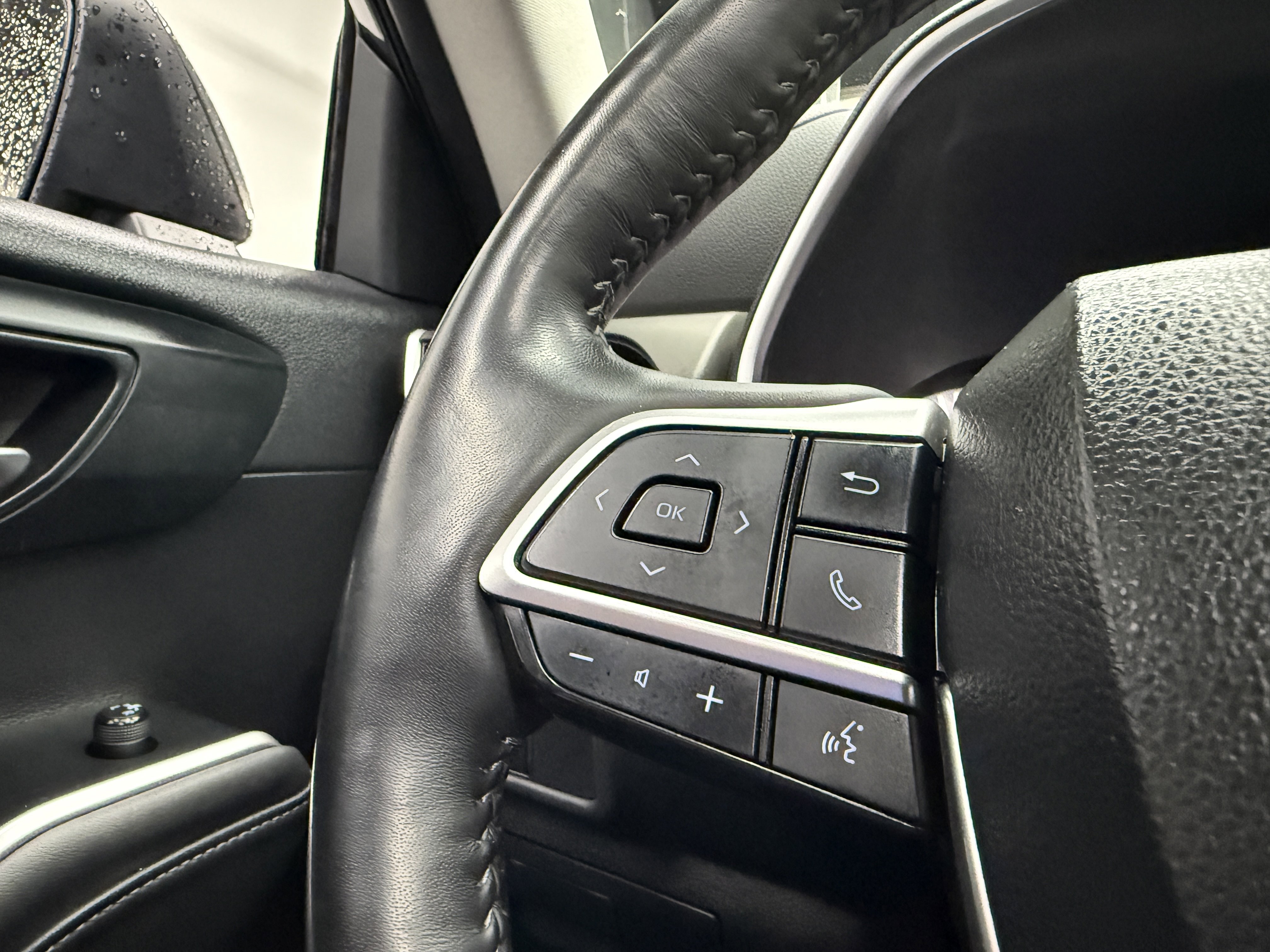 Used 2022 Toyota Highlander XLE AWD/4WD image 15