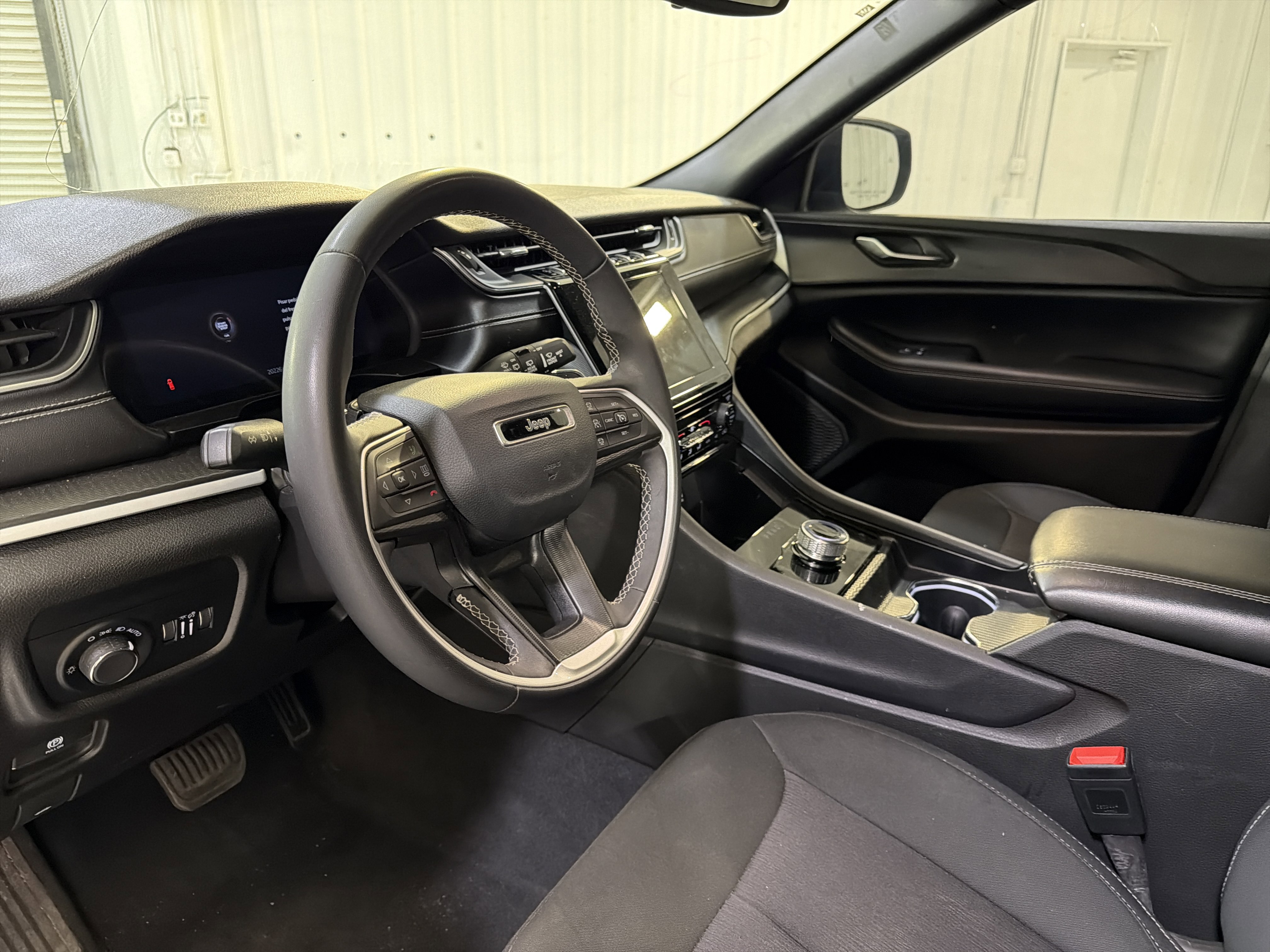 Used 2024 Jeep Grand Cherokee Laredo AWD/4WD image 12