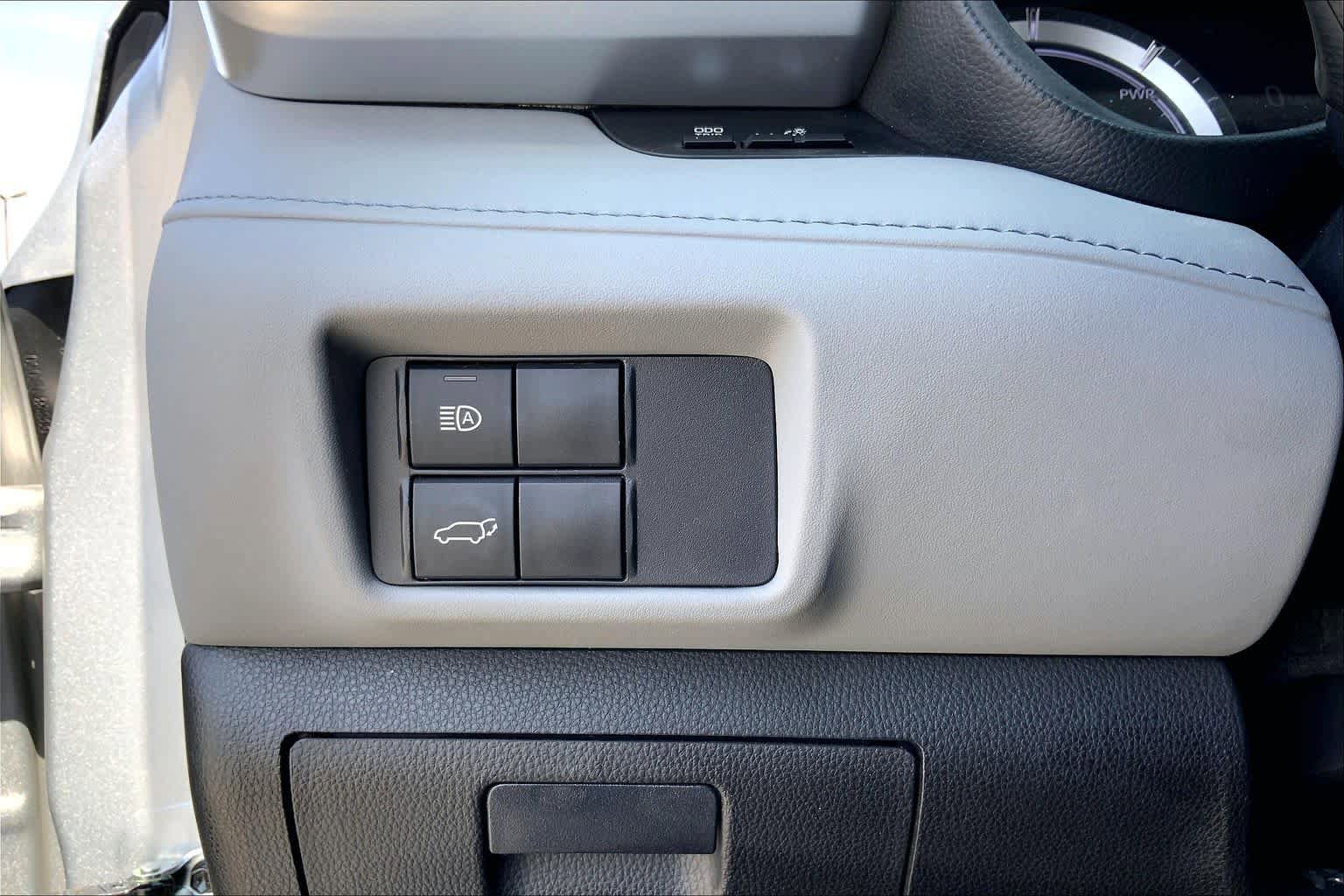 Used 2023 Toyota Highlander LE FWD image 33