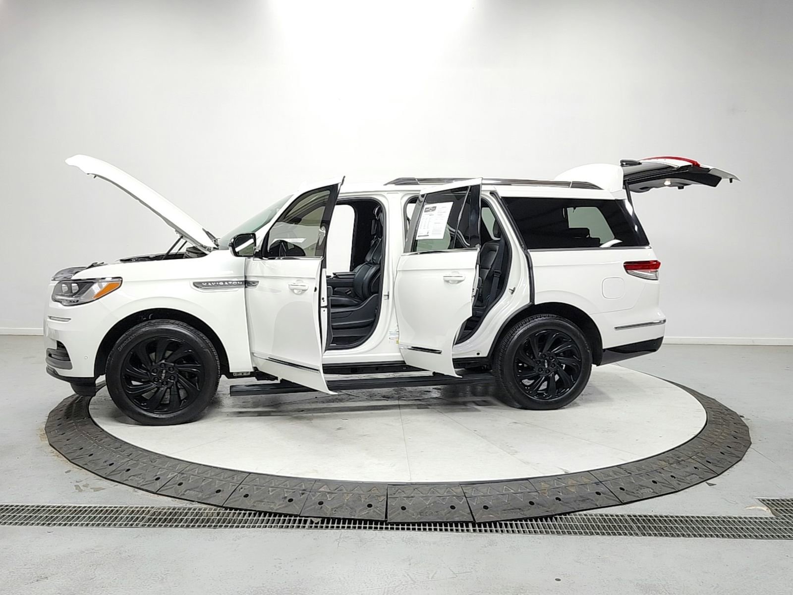 Used 2024 Lincoln Navigator Premiere AWD/4WD image 12