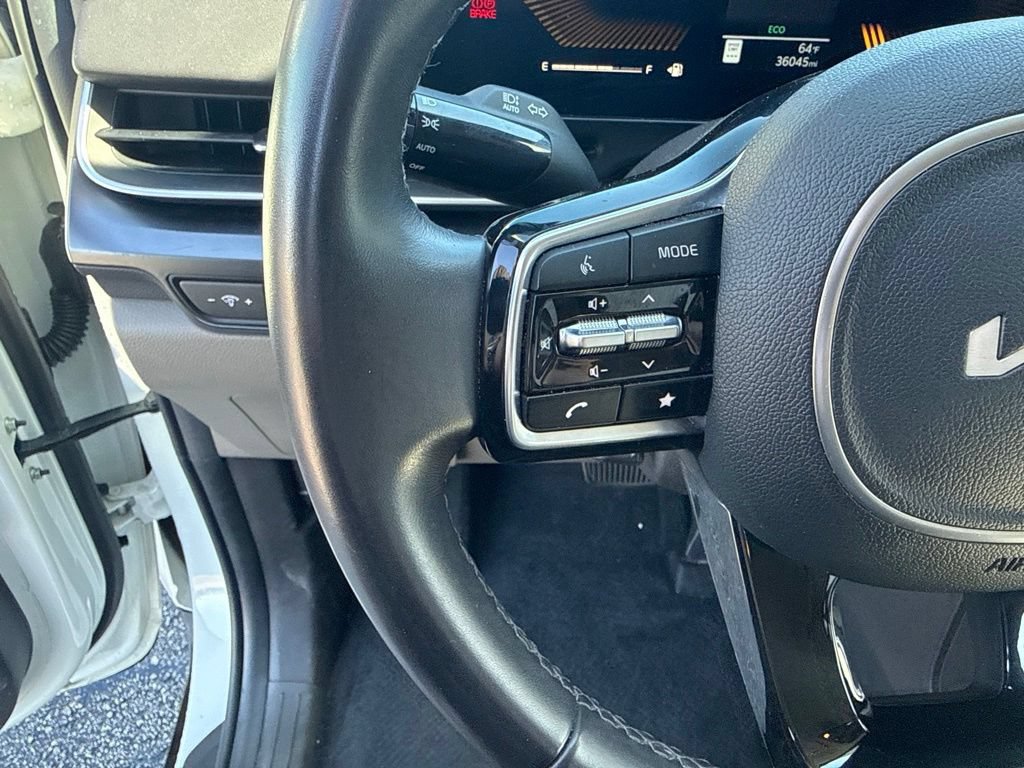 Used 2025 Kia Carnival FWD image 16