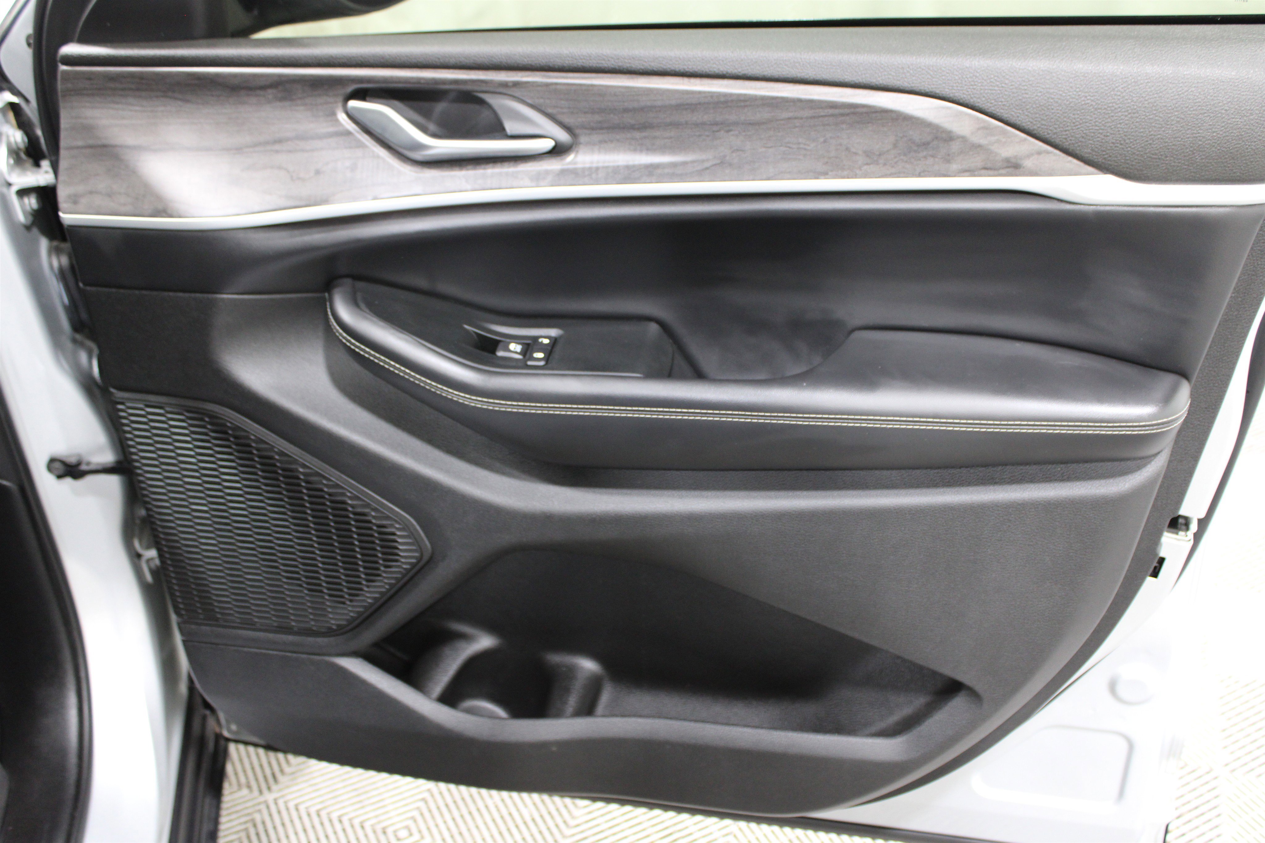 Used 2024 Jeep Grand Cherokee L Limited w/ Black Appearance Package image 32