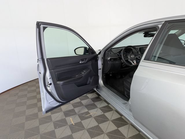 Used 2024 Nissan Altima 2.5 SV FWD image 11