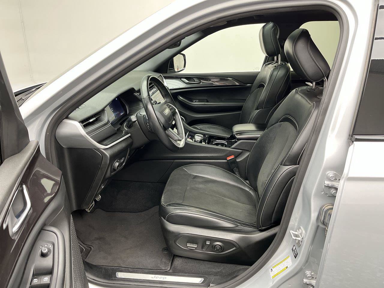 Used 2022 Jeep Grand Cherokee L Laredo AWD/4WD image 3