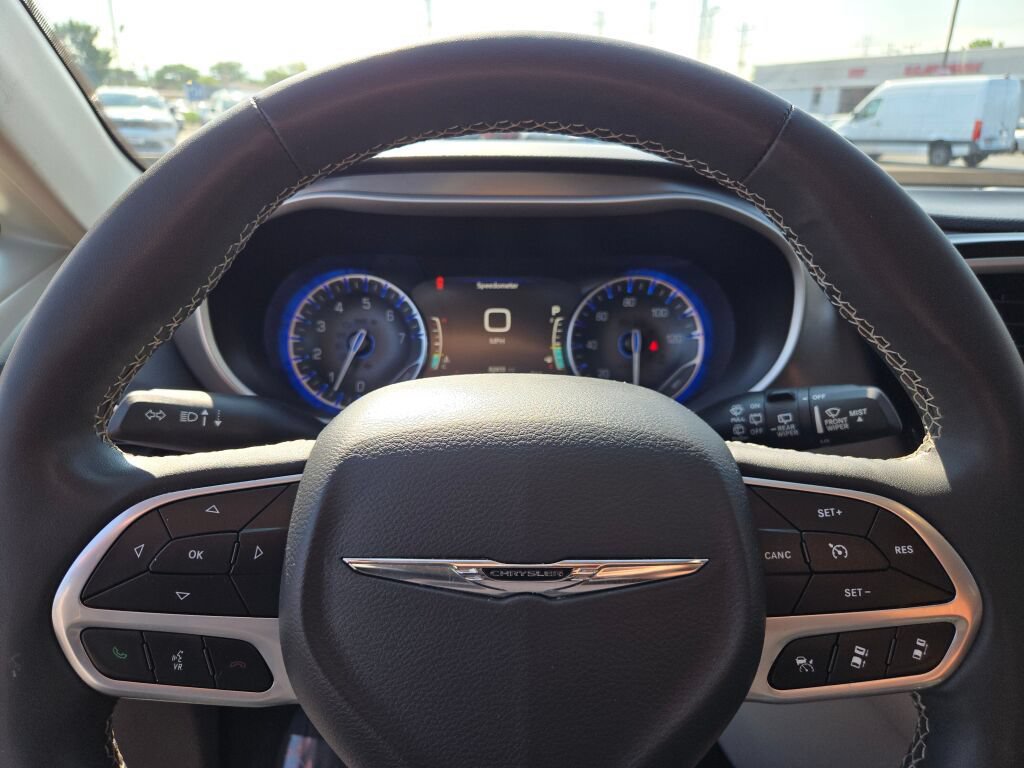 Used 2023 Chrysler Pacifica Touring-L FWD image 31