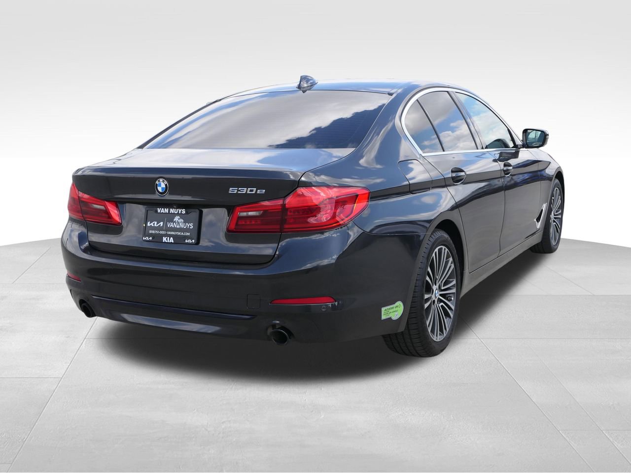Used 2020 BMW 530e w/ Convenience Package image 3
