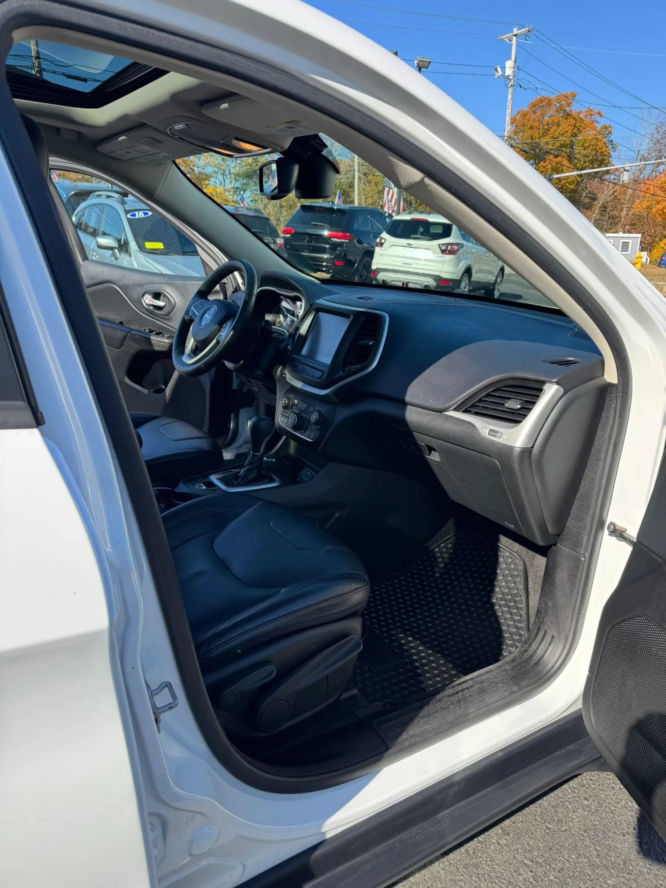 Used 2015 Jeep Cherokee Trailhawk w/ Comfort/Convenience Group AWD/4WD image 34