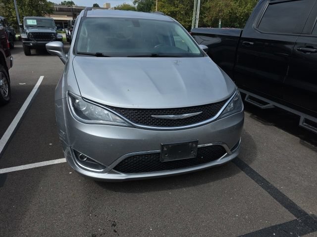 Used 2017 Chrysler Pacifica Touring-L w/ Tire & Wheel Group FWD image 2