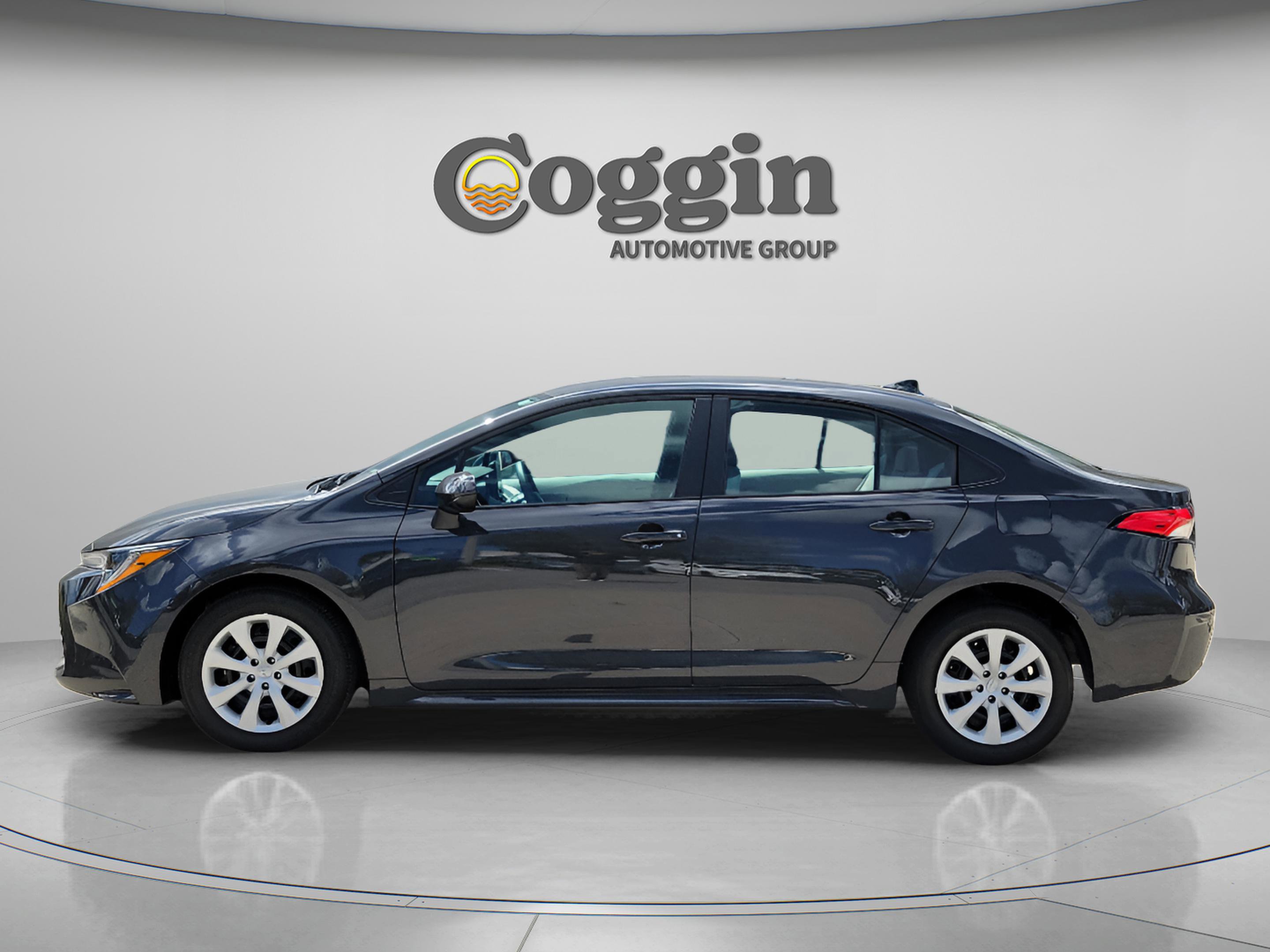 Used 2025 Toyota Corolla LE w/ Convenience Package image 2