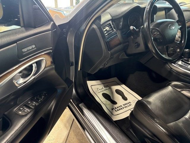 Used 2016 INFINITI Q70 Hybrid w/ Deluxe Touring Package image 14