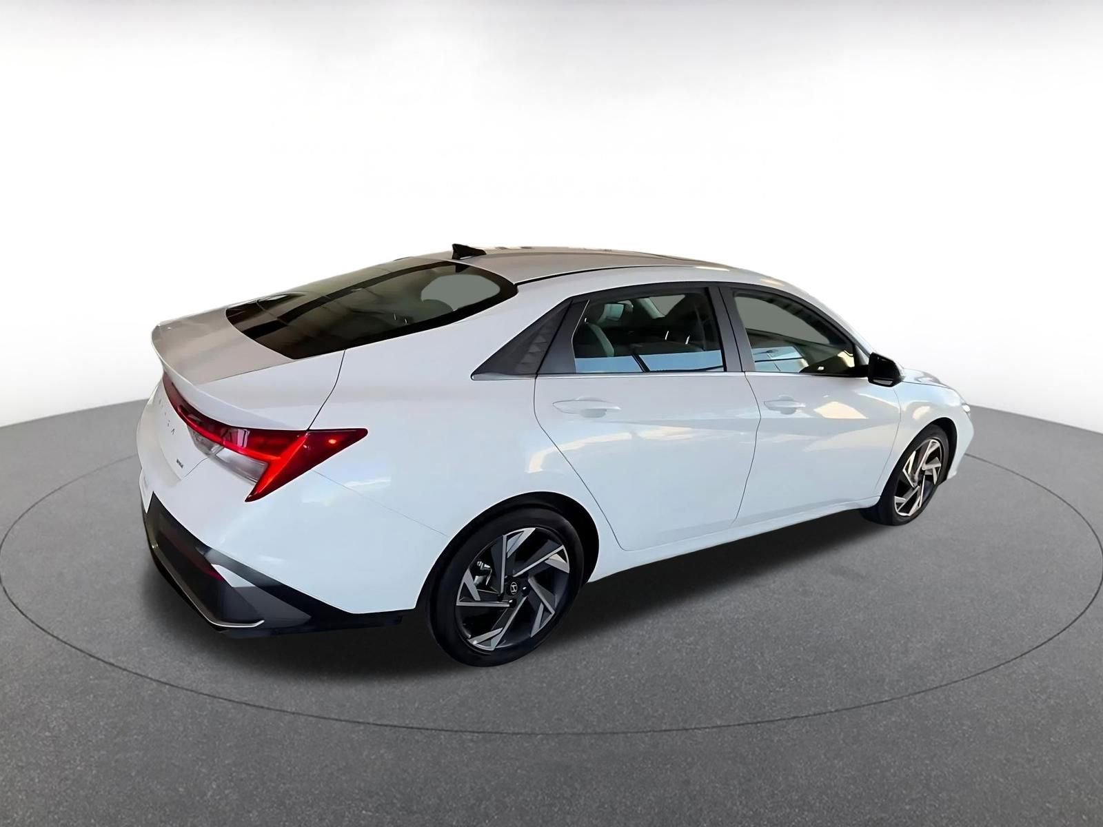 Used 2025 Hyundai Elantra Limited image 16