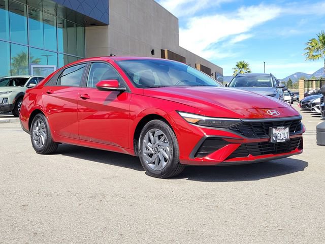 Used 2025 Hyundai Elantra Blue image 31