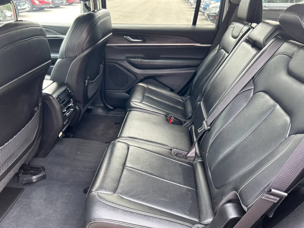 Used 2023 Jeep Grand Cherokee L Limited w/ Black Appearance Package AWD/4WD image 17