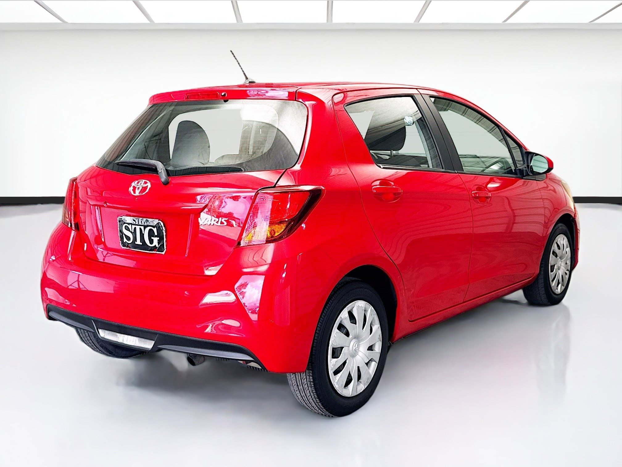 Used 2015 Toyota Yaris L image 4