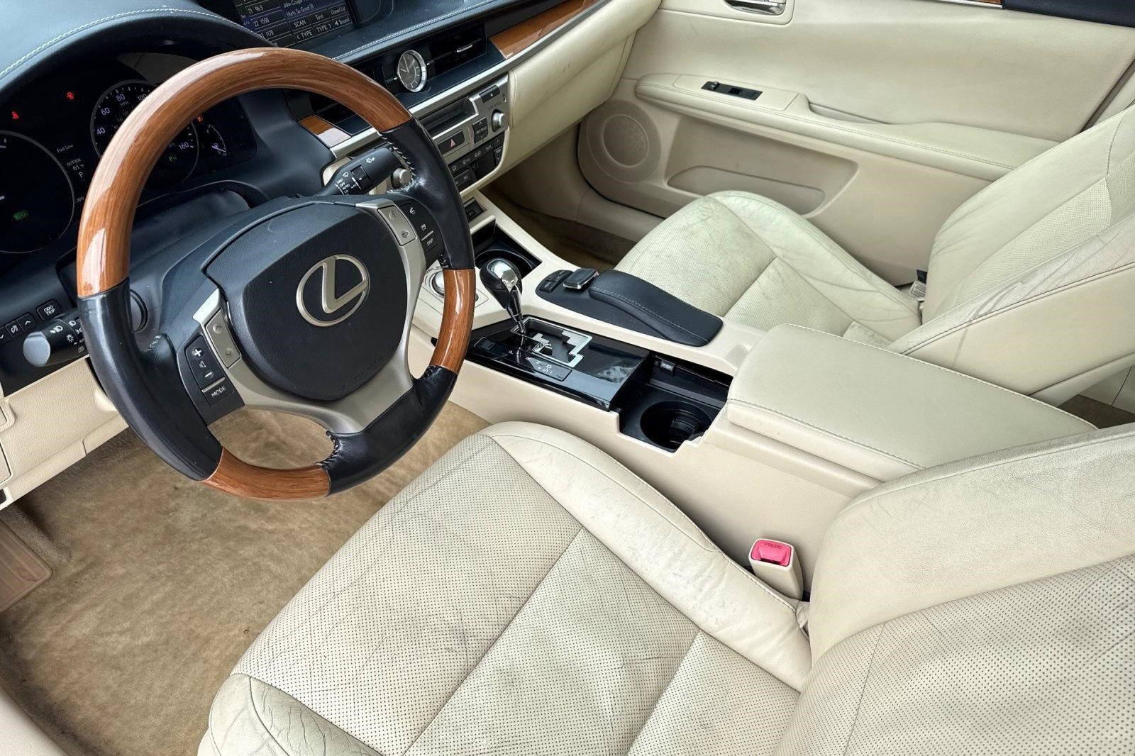 Used 2015 Lexus ES 300h w/ Navigation System Package FWD image 4
