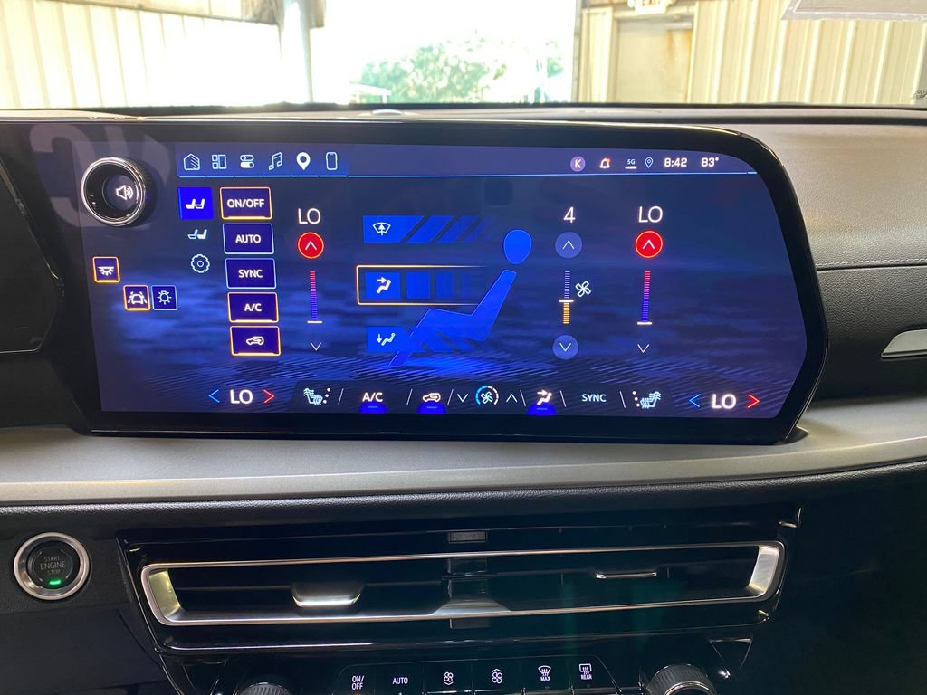 Used 2026 Chevrolet Traverse LT w/ Driver Confidence Package FWD image 43