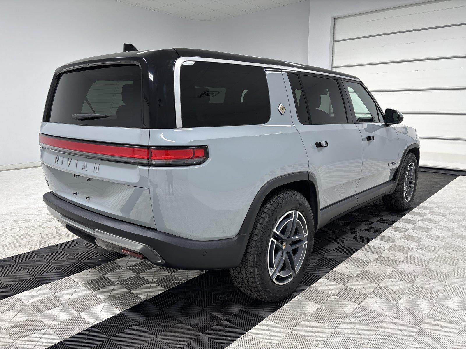 Used 2025 Rivian R1S Adventure AWD/4WD image 5