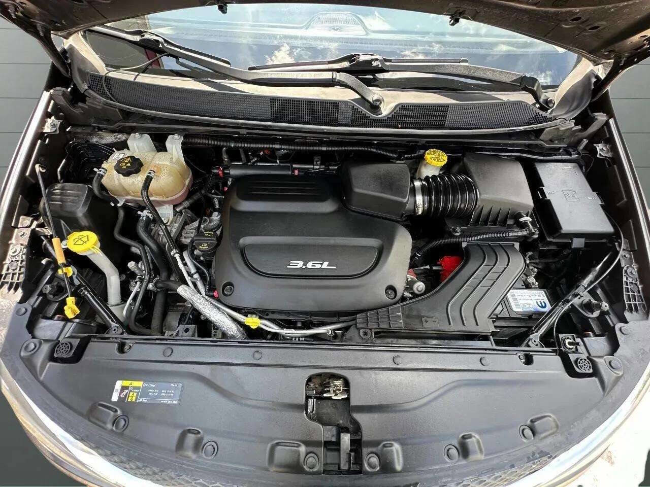 Used 2018 Chrysler Pacifica Touring-L image 16