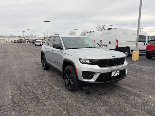 New 2025 Jeep Grand Cherokee Altitude w/ Trailer Tow Package AWD/4WD image 8