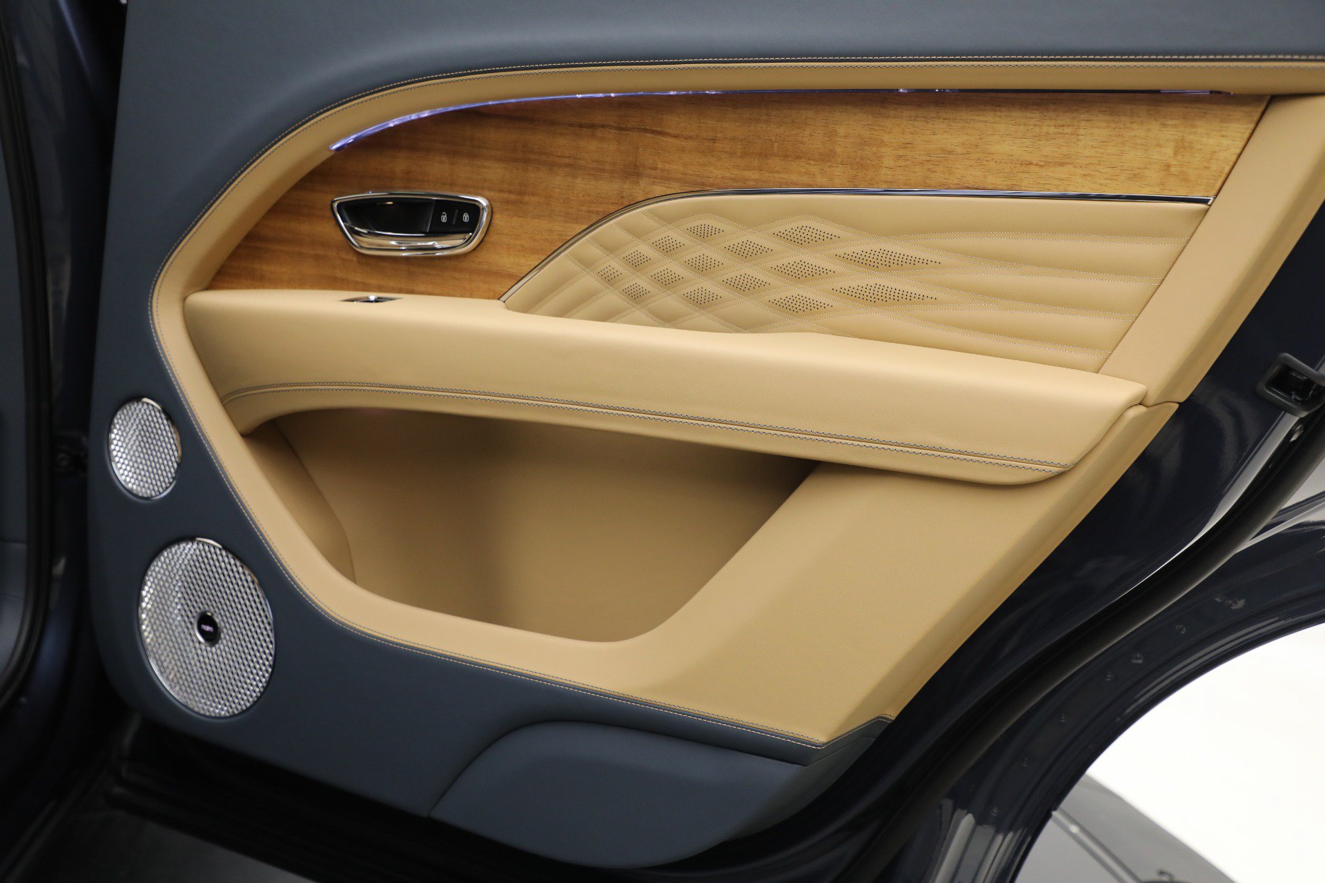 Certified 2025 Bentley Bentayga Extended Wheelbase AWD/4WD image 29