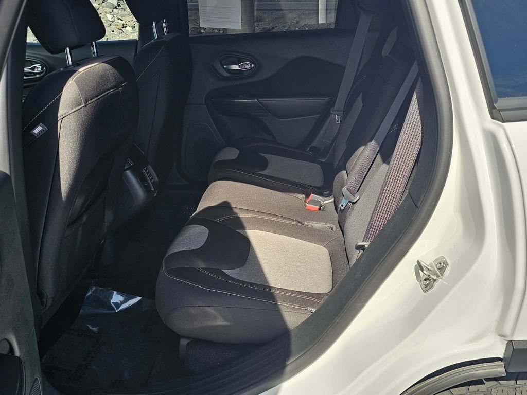 Used 2017 Jeep Cherokee Sport AWD/4WD image 23