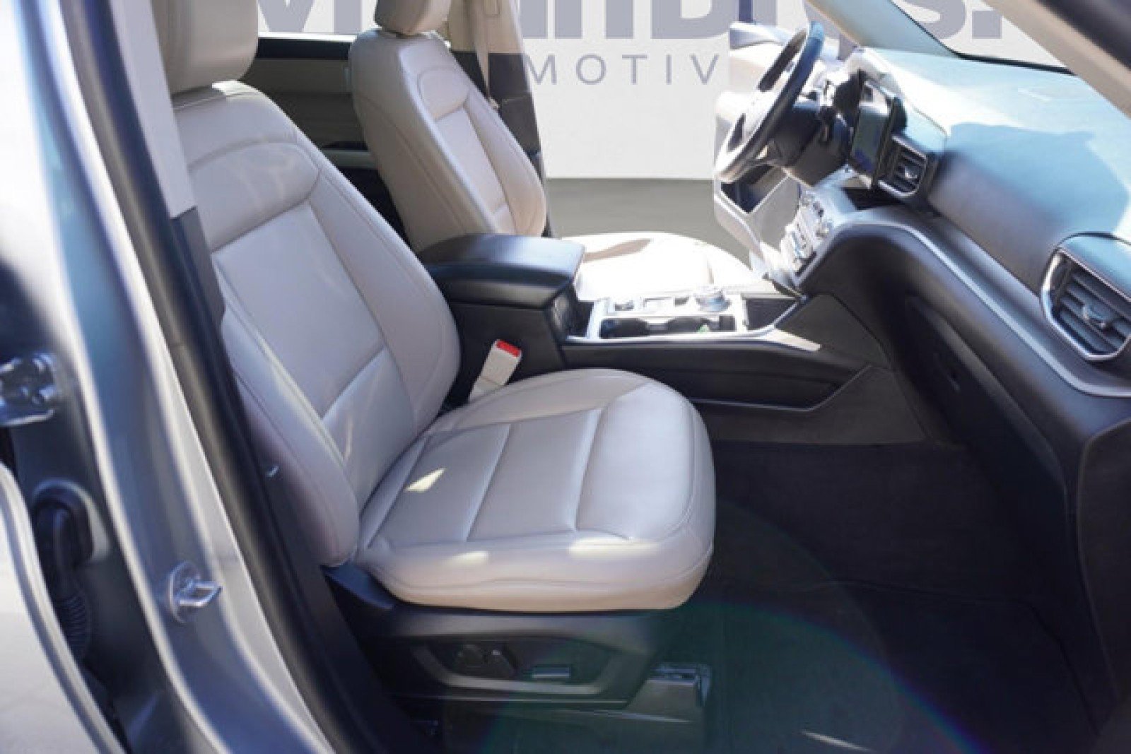 Used 2022 Ford Explorer XLT w/ Equipment Group 202A AWD/4WD image 24