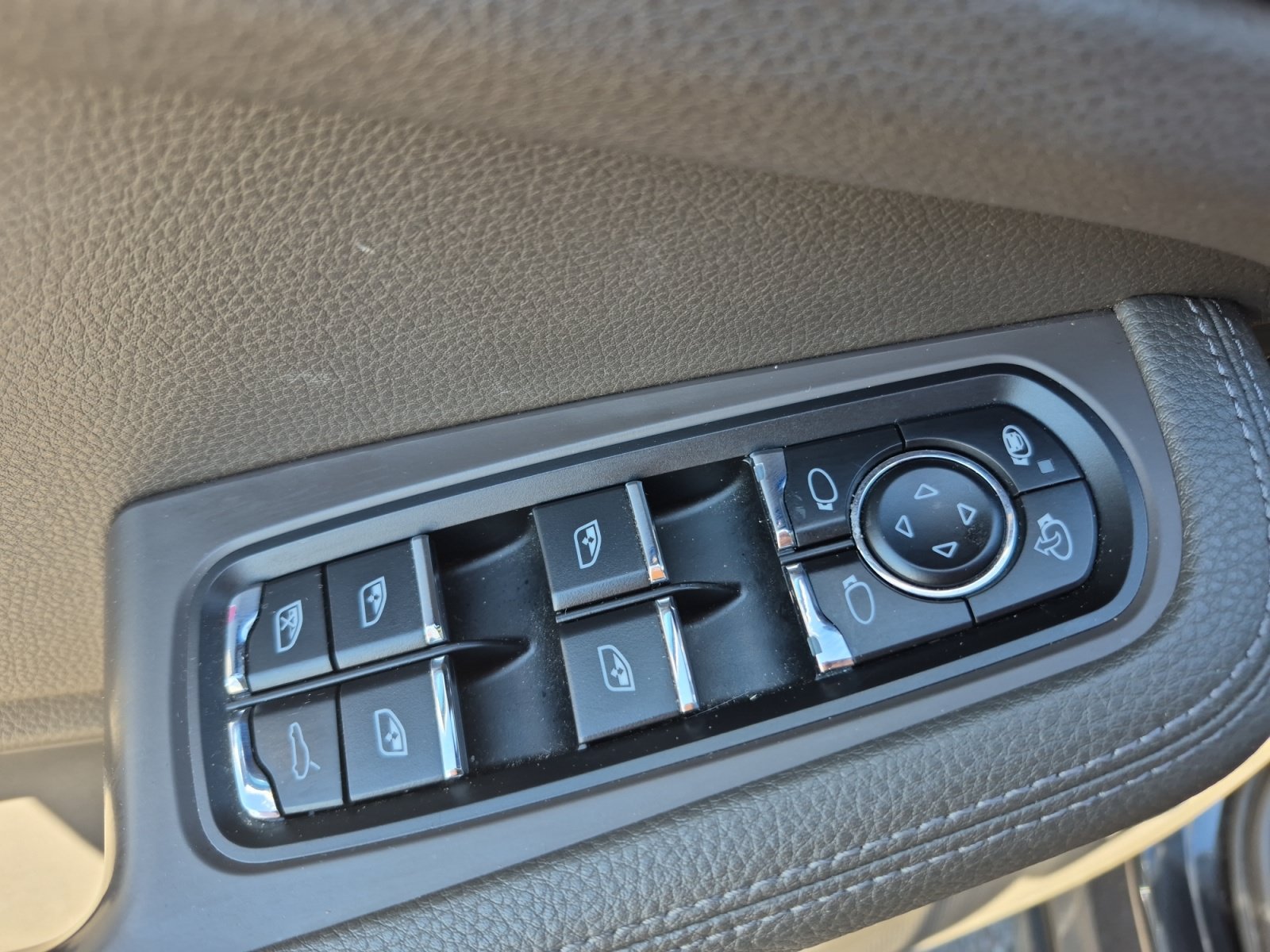 Used 2021 Porsche Macan AWD/4WD image 15