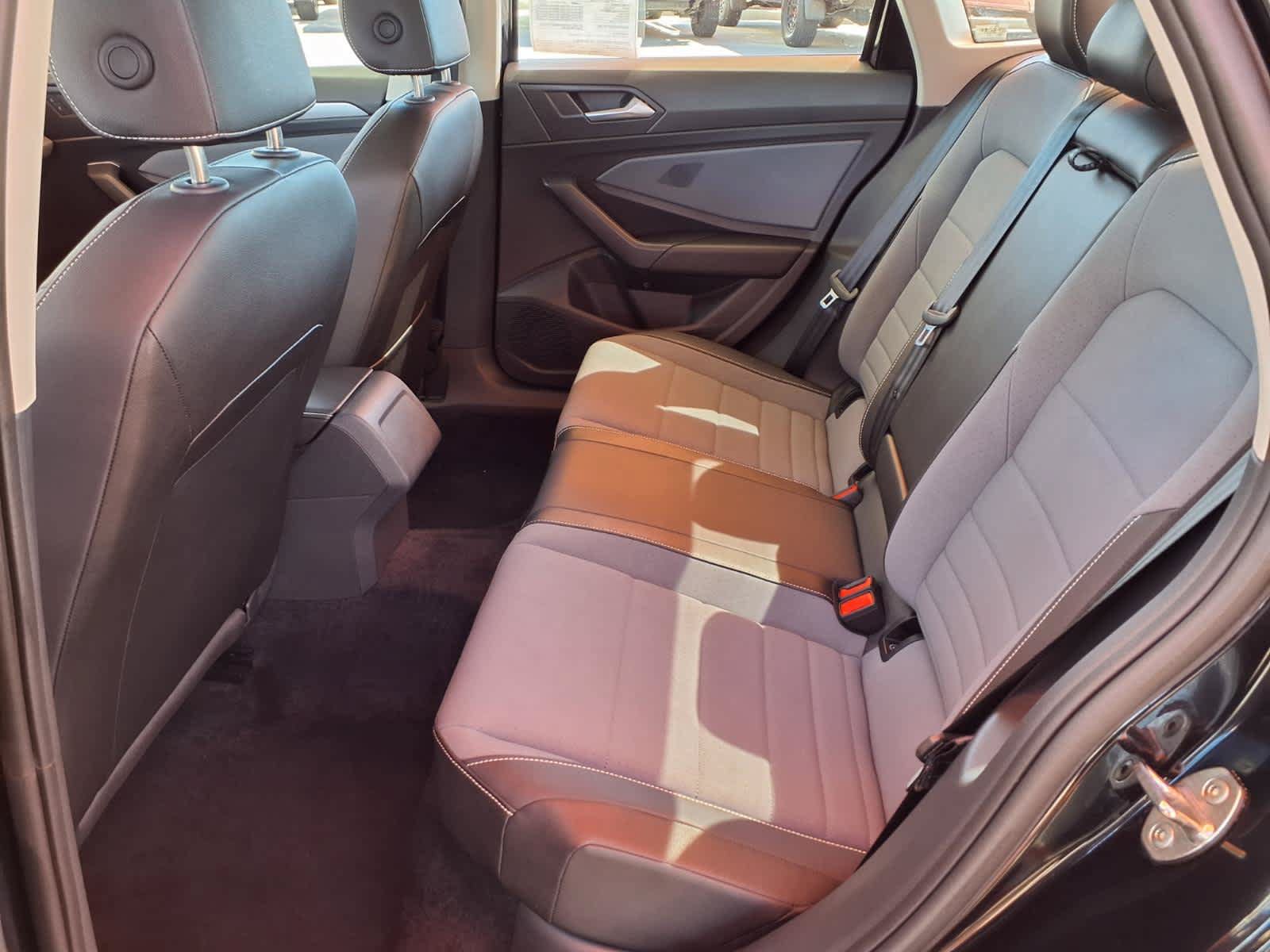 Used 2025 Volkswagen Jetta SE FWD image 11