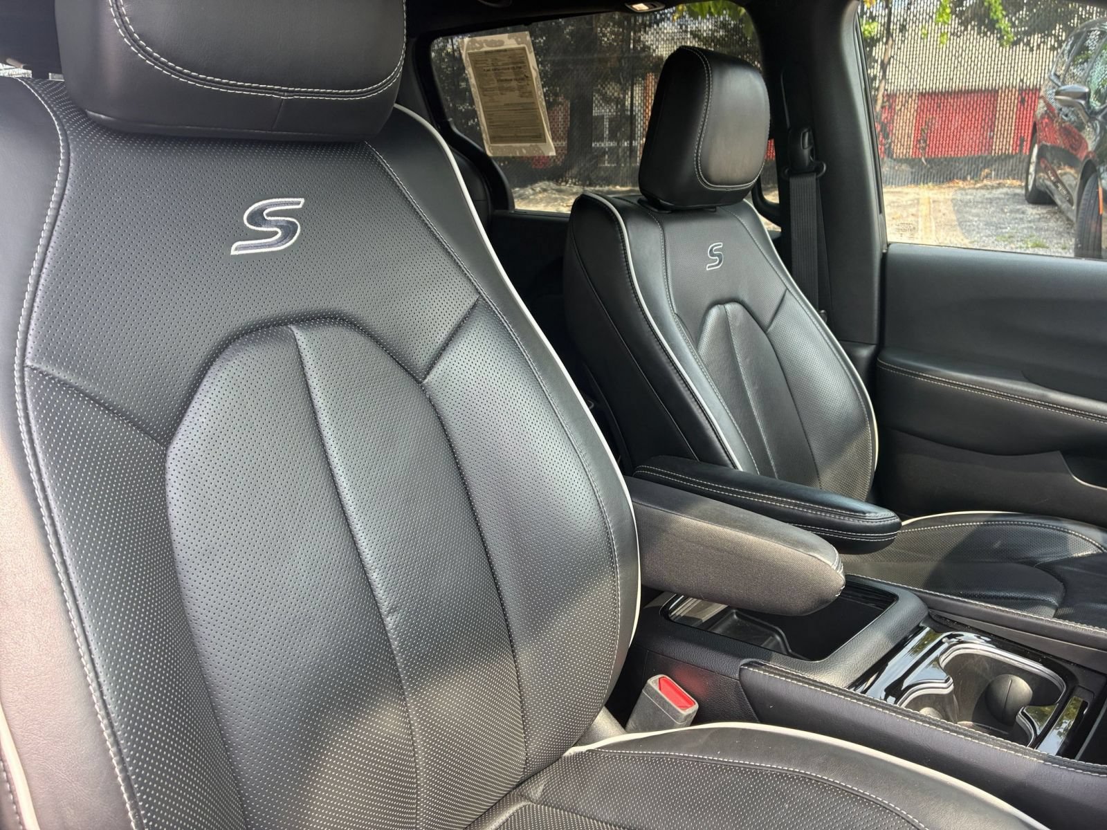 Used 2025 Chrysler Pacifica Limited FWD image 31