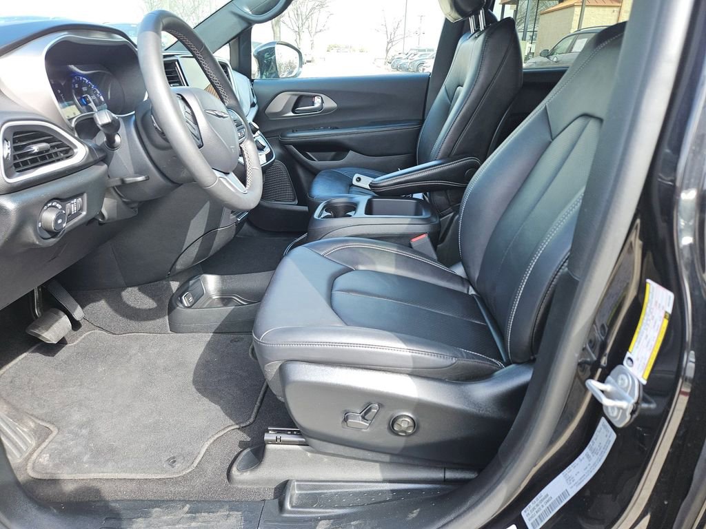 Used 2025 Chrysler Pacifica Select image 11