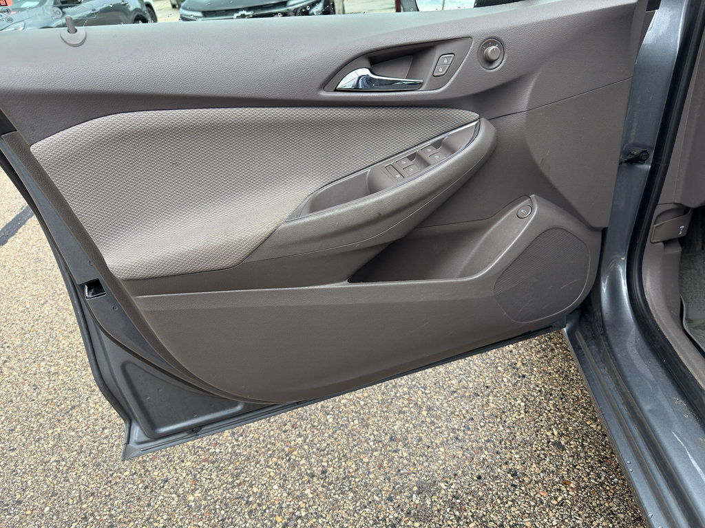 Used 2018 Chevrolet Cruze LT w/ Convenience Package FWD image 10
