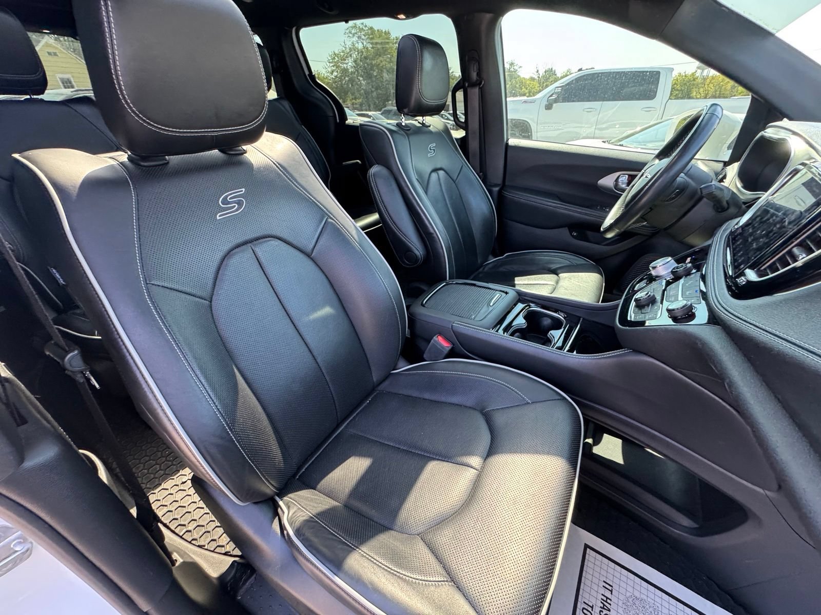 Used 2022 Chrysler Pacifica Limited w/ Uconnect Theater Family Group FWD image 36